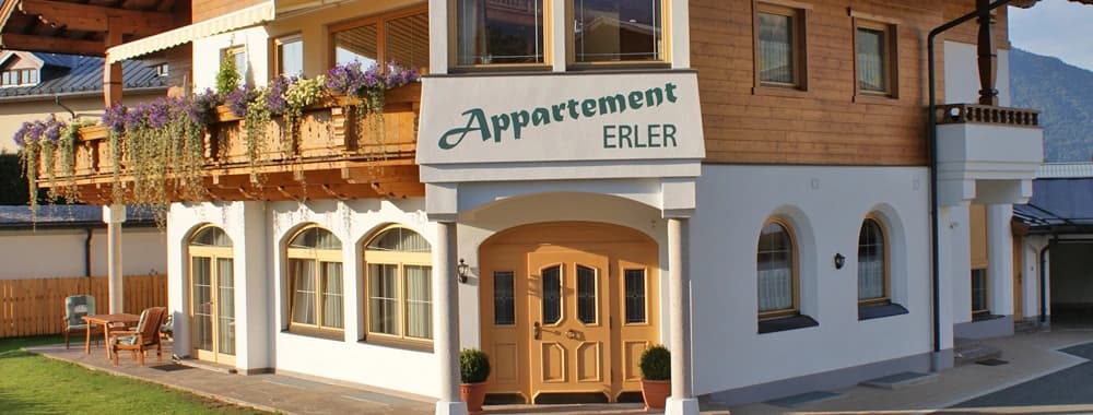 Außenansicht des Appartement Erler im Dorfzentrum von St. Johann in Tirol.