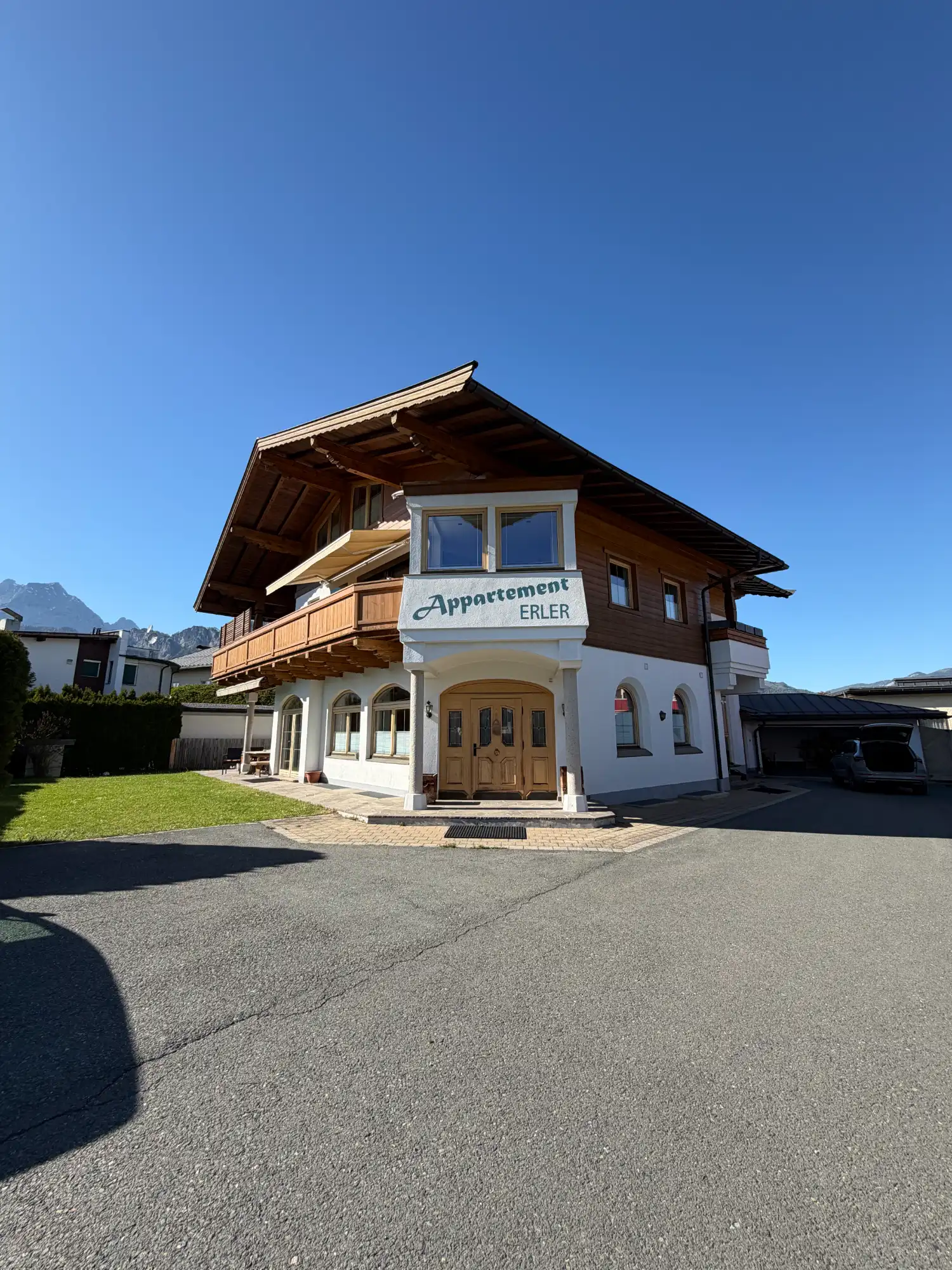 Appartement Erler in St. Johann in Tirol – Frontansicht mit Wildem Kaiser.