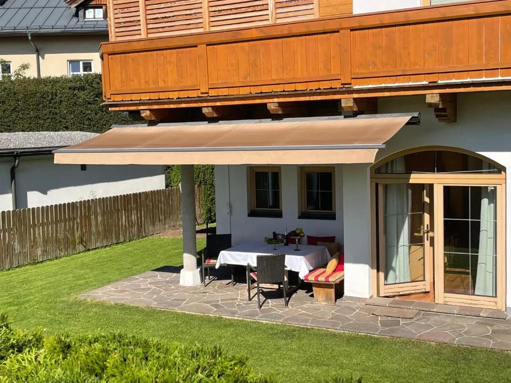 Terrasse mit Gartensitzplatz vor dem Appartement Erler in Sankt Johann in Tirol.