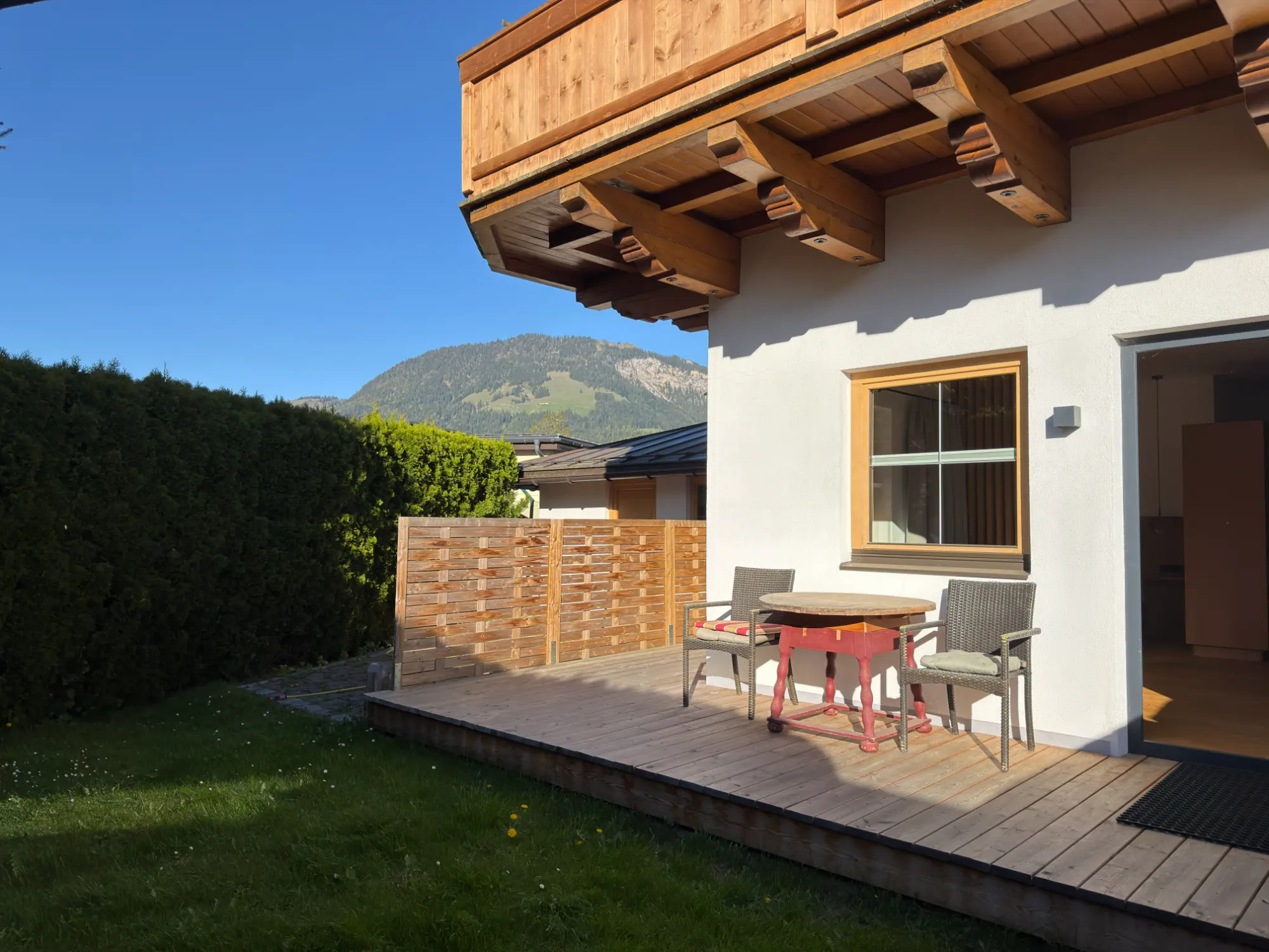 Sonnige Terrasse mit Tisch und Stühlen, eigener Gartenanteil und Bergblick – Studio mit Garten des Appartement Erler in St. Johann in Tirol.