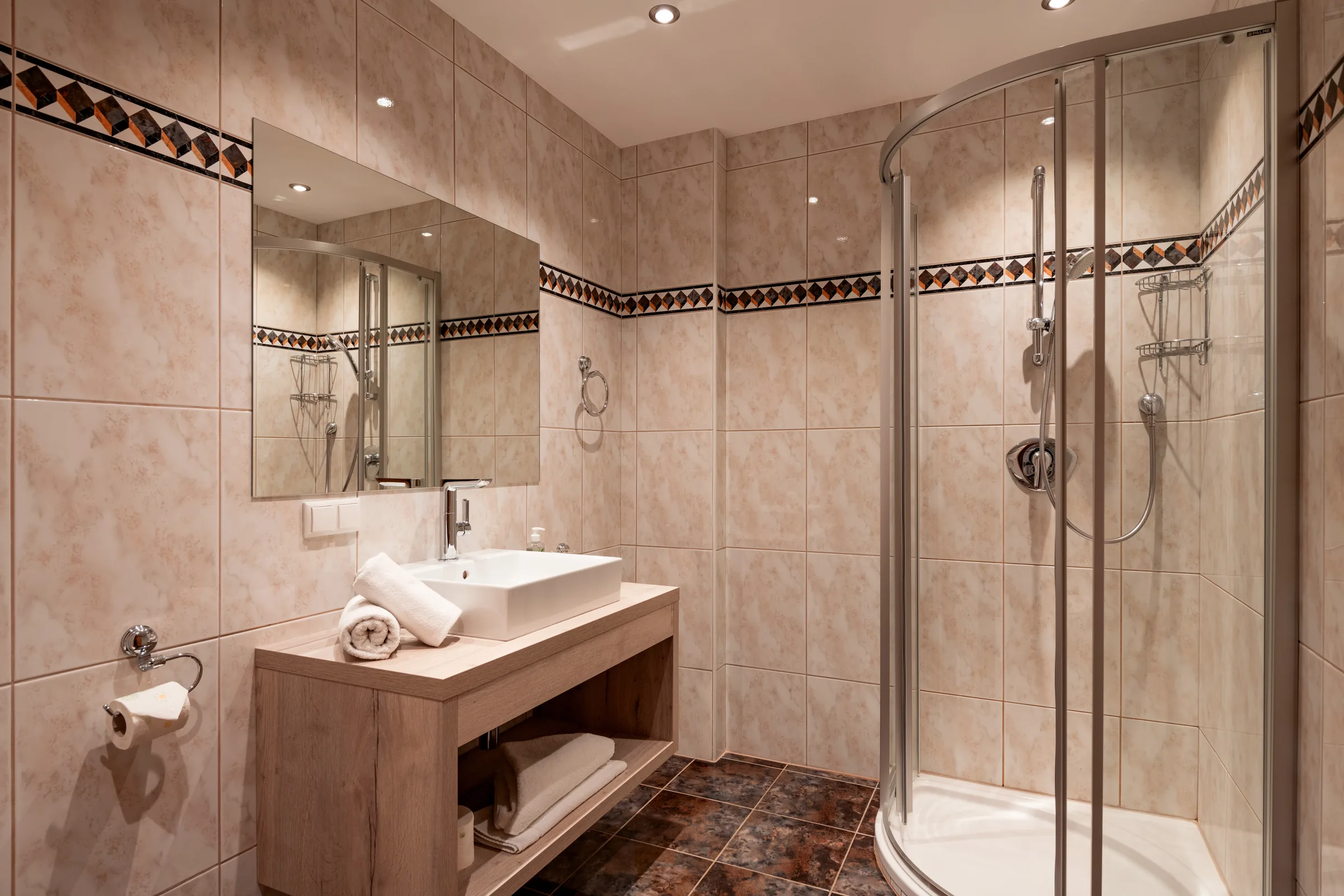 Badezimmer mit Dusche und Waschbecken, Appartement mit Balkon des Appartement Erler.