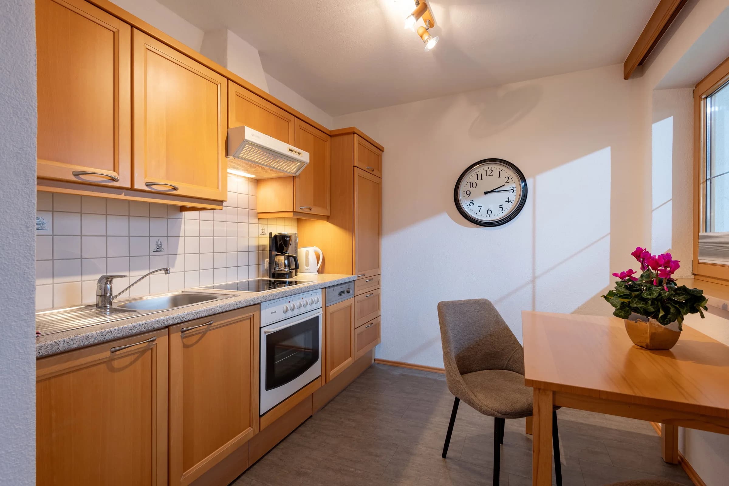 Voll ausgestattete Küche mit Essplatz, Appartement mit Balkon des Appartement Erler.