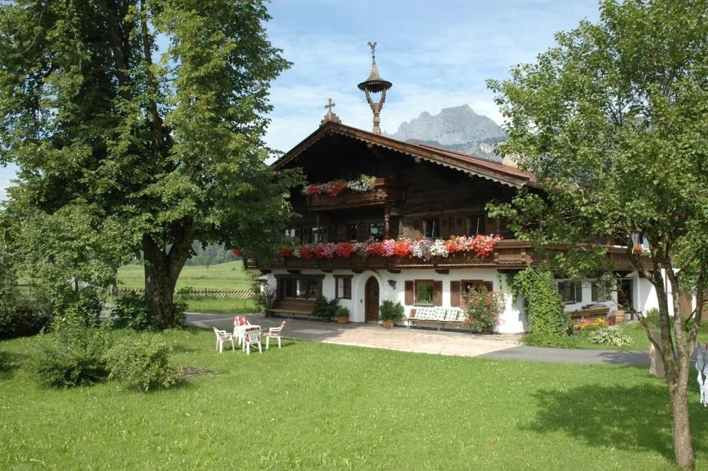 Garten am Bauernhof Oberlacken mit Wiese und Bergblick.