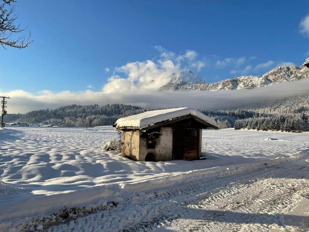 Verschneite Winterlandschaft rund um den Bauernhof Oberlacken in St. Johann in Tirol.