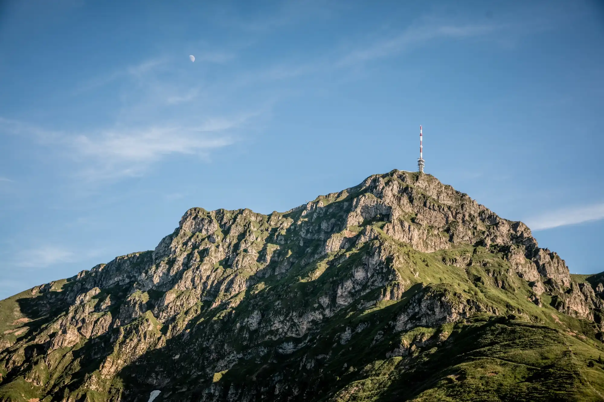 Das Kitzbüheler Horn südlich von St. Johann in Tirol, mit dem 102 Meter hohen Sendeturm am Gipfelgrat.