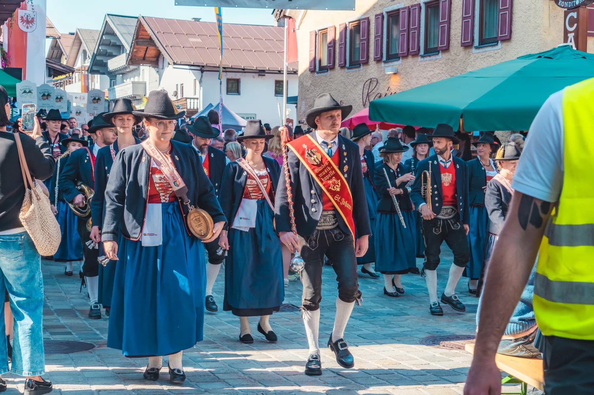Festumzug in Tiroler Tracht durch die Speckbacherstraße zum St. Johanner Knödelfest im September.