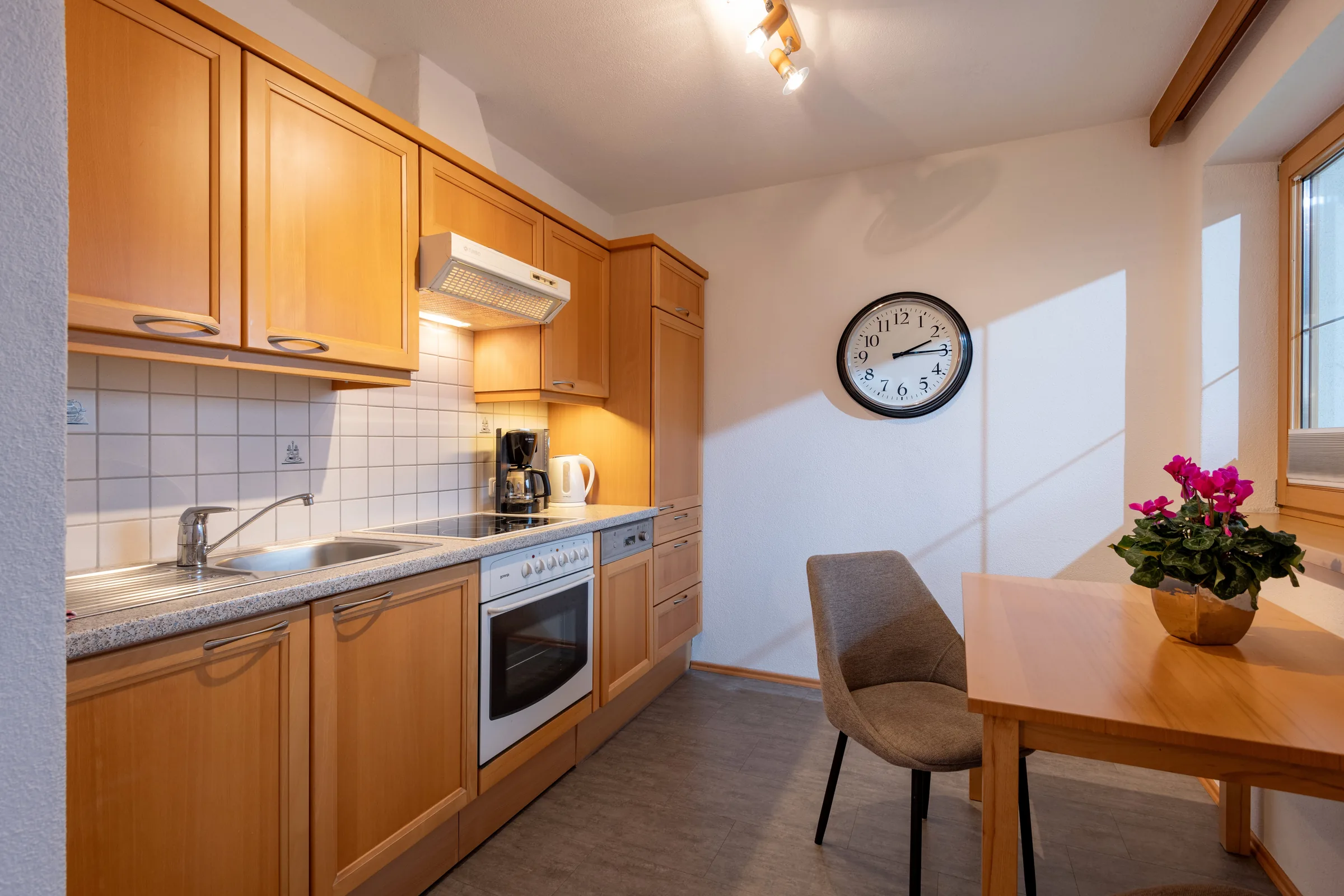Voll ausgestattete Küche mit Essplatz, Appartement mit Balkon des Appartement Erler.