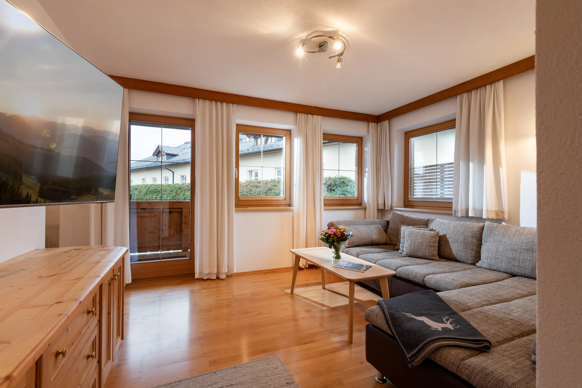 Wohnzimmer mit Schlafsofa für zwei weitere Personen, Appartement mit Balkon des Appartement Erler.